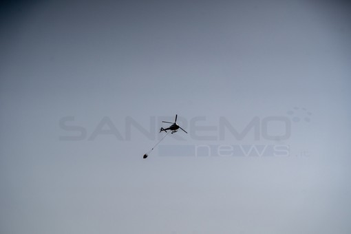 Incendio a ridosso dell’autostrada tra Ospedaletti e Bordighera: elicotteri in azione