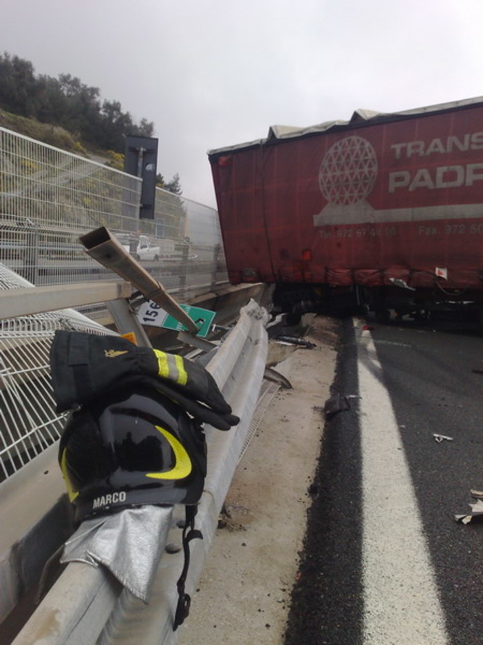 Incidente sull'autostrada a Costarainera: traffico tornato normale, il ferito non è grave