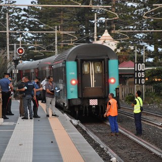 Tragedia a Bordighera, un uomo è morto investito da un treno, circolazione ferroviaria interrotta per alcune ore