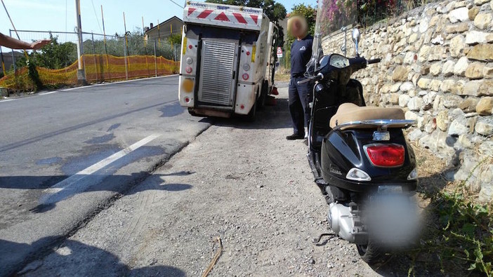 San Bartolomeo al Mare: Vespa contro una spazzatrice della Eco Seib, ferita coppia di gioiellieri di Diano Marina