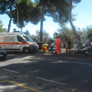 Imperia: incidente di fronte a Palazzo civico, ferito scooterista finito contro la portiera aperta di una Mercedes