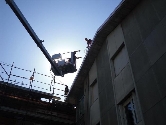 Vallecrosia: in fiamme una guaina, divampa incendio sul tetto di una palazzina in Via Garibbe