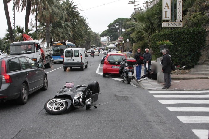 Sanremo: incidente all'ingresso dell'Hotel Royal, madre e figlia in scooter urtate da un auto