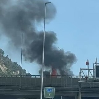 Paura sull’A10, auto in fiamme vicino alla barriera di Ventimiglia: nessun ferito, 3km di coda verso la Francia