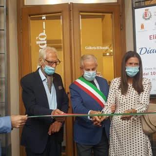 Imperia, dopo 15 anni riapre la galleria Rondò. Inaugurazione dall'alto profilo artistico con la mostra di Elio Lentini (Foto e Video)
