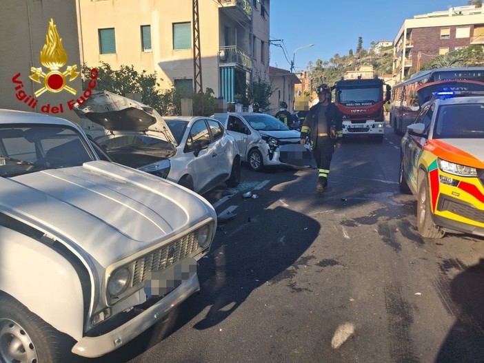 Bordighera, perde il controllo e travolge auto parcheggiate: mobilitazione di soccorsi in via Arziglia (Foto)