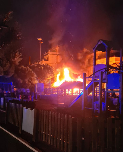 Bordighera: incendio all'ecoisola sul lungomare Argentina vicino all'hotel Parigi, scoperto il responsabile