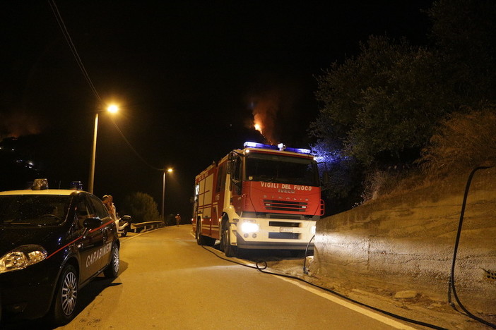 Sanremo: incendio di sterpaglie in via Giovanni Pascoli, intervento in atto dei Vigili del Fuoco