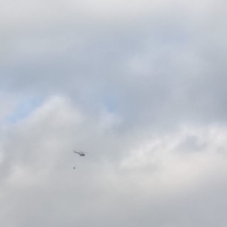 Incendio a Soldano, vigili del fuoco ed elicottero in azione (Video)