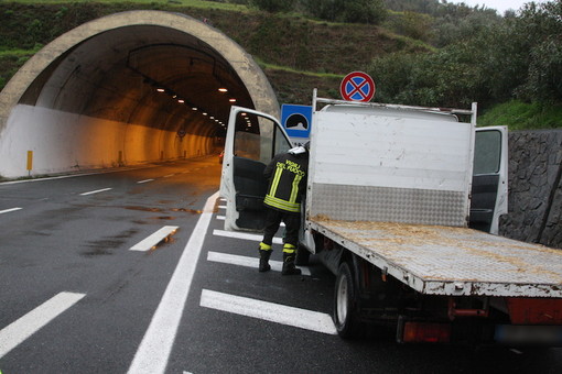 Sanremo: principio d'incendio in Aurelia Bis per un camioncino, intervento dei Vigili del Fuoco Sanremo: principio d'incendio in Aurelia Bis per un camioncino, intervento dei Vigili del Fuoco