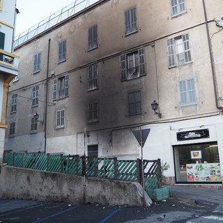 Sanremo: incendio di cassonetti in piazza Eroi, la polizia segue la pista della 'bravata' di alcuni ragazzi Sanremo: incendio di cassonetti in piazza Eroi, la polizia segue la pista della 'bravata' di alcuni ragazzi