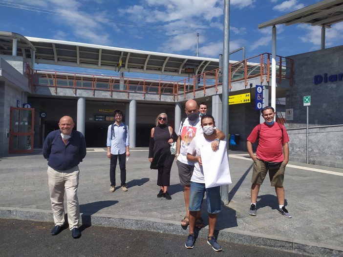 Elezioni regionali, in treno con le sardine, da Diano a Ventimiglia a discutere di giovani e le loro problematiche (video) Elezioni regionali, in treno con le sardine, da Diano a Ventimiglia a discutere di giovani e le loro problematiche (video)