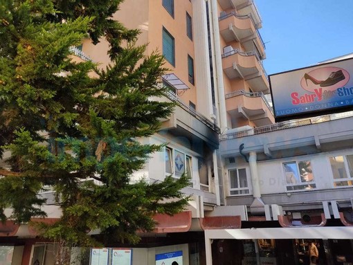 Imperia: incendio all'interno di un centro medico, mobilitazione di soccorsi alla galleria Isnardi (Foto e Video) Imperia: incendio all'interno di un centro medico, mobilitazione di soccorsi alla galleria Isnardi (Foto e Video)