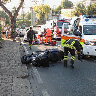 Bordighera: incidente sulla via Romana, scooter ad alta velocità finisce contro un'auto. Centauro rimane ferito