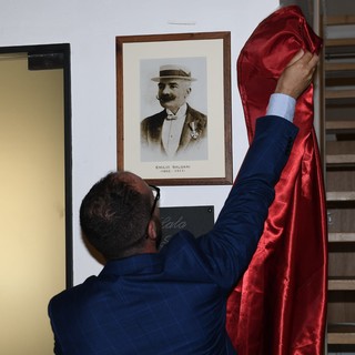 Il momento dell'intitolazione della sala lettura della Biblioteca Aprosiana a Emilio Salgari