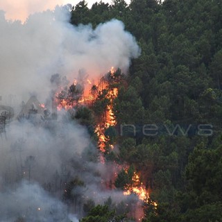 Sanremo: riprende l'incendio a Gozo Superiore, sul posto l'elicottero dei Vigili del Fuoco (video) Sanremo: riprende l'incendio a Gozo Superiore, sul posto l'elicottero dei Vigili del Fuoco (video)