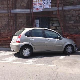 Imperia, auto sbanda in corso Garibaldi e si schianta contro un'impalcatura (foto)