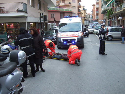 Sanremo: scivola con lo scooter in zona Polo Nord, 29enne rimane ferito