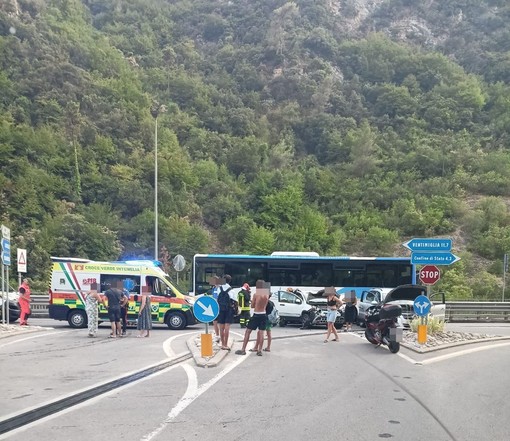 Airole, incidente stradale sulla statale 20: vigili del fuoco in azione (Foto) Airole, incidente stradale sulla statale 20: vigili del fuoco in azione (Foto)