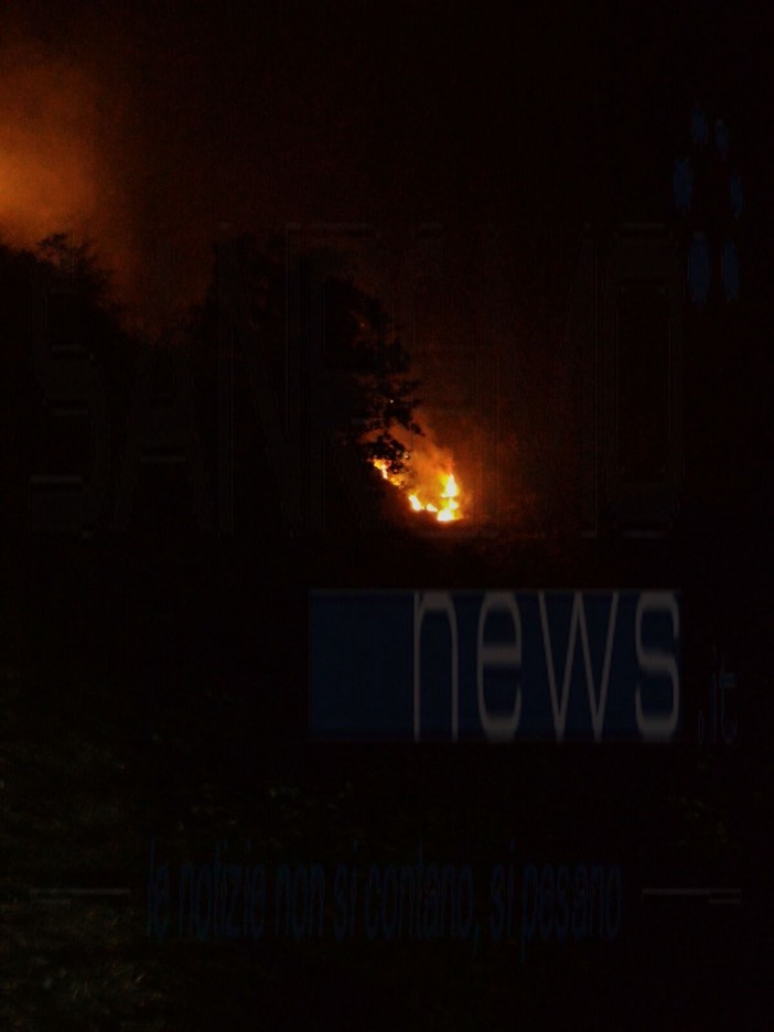 Chiusanico: un vasto incendio sta interessando la zona boschiva di Torria
