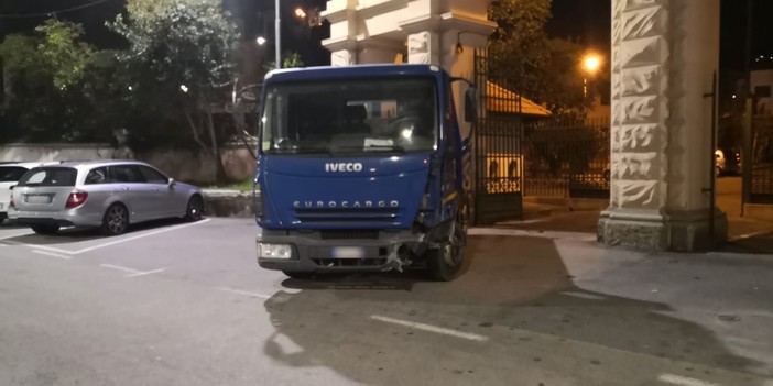 Sanremo: camion esce dallo stadio e si scontra con un'auto. Un ferito al pronto soccorso (foto)