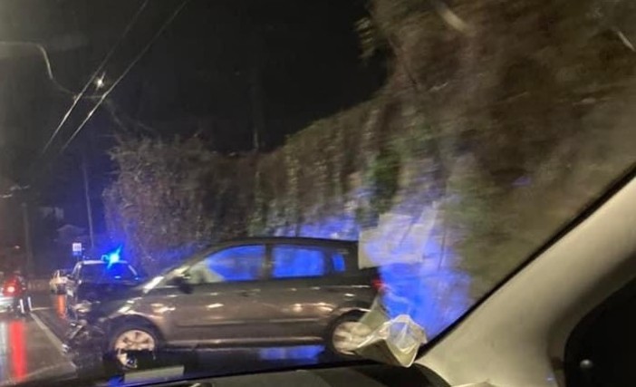 Bordighera, incidente sulla Statale: si teme che l’auto possa prendere fuoco, intervento dei pompieri Bordighera, incidente sulla Statale: si teme che l’auto possa prendere fuoco, intervento dei pompieri