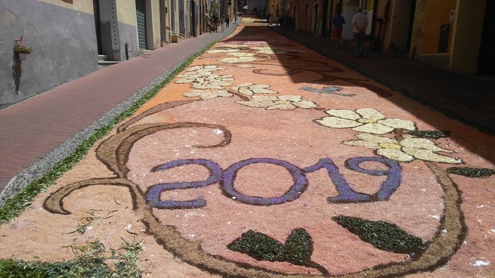 Imperia: oltre 10 milioni di petali per l'infiorata del Corpus Domini in via Carducci (foto)