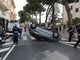 Sanremo: spettacolare incidente in via Nino Bixio, auto si ribalta e l'altro mezzo si allontana