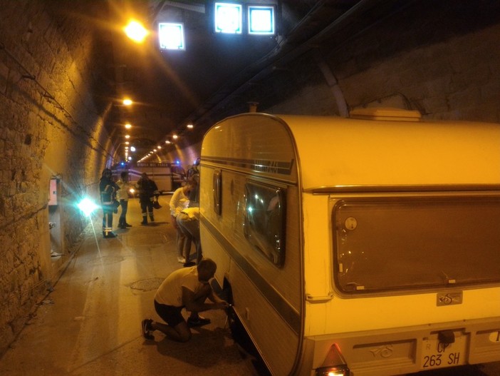Mezzo in avaria all'interno del Tunnel di Tenda: valico chiuso e quasi subito riaperto Mezzo in avaria all'interno del Tunnel di Tenda: valico chiuso e quasi subito riaperto