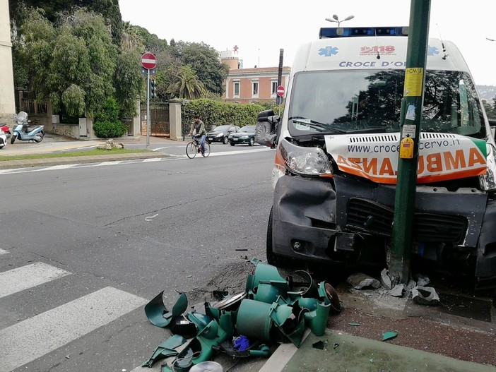 Imperia: grave incidente tra un'ambulanza e un'auto al semaforo di viale Matteotti, gravi due militi (Foto) Imperia: grave incidente tra un'ambulanza e un'auto al semaforo di viale Matteotti, gravi due militi (Foto)