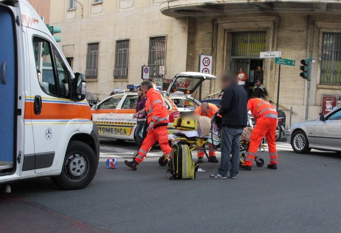 Sanremo: abbagliata dal sole alla guida di un'auto urta scooter condotto da una 16enne