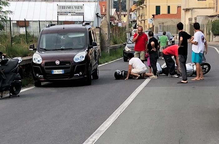 Vallecrosia: incidente in via Roma all’altezza dell’ex centrale elettrica, ragazza perde il controllo dello scooter e cade a terra