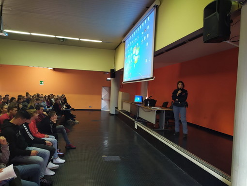 Imperia: la Polizia di Stato incontra i ragazzi del Viesseux e della Scuola Edile Imperia: la Polizia di Stato incontra i ragazzi del Viesseux e della Scuola Edile
