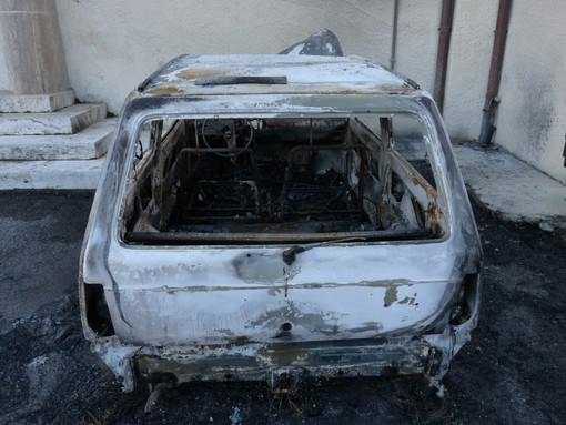 Ventimiglia: auto distrutta dalle fiamme questa mattina nella zona di Peglia