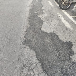 Situazione dell'asfalto in via Saffi ad Imperia, la replica del PD all'assessore D’Agostino: "Aspettiamo risposte dal febbraio 2020"