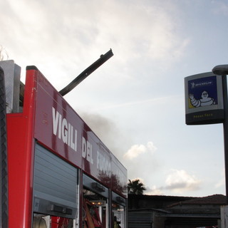 Sanremo: incendio in valle Armea, distrutta l'area della Pneus Gomme Sanremo: incendio in valle Armea, distrutta l'area della Pneus Gomme