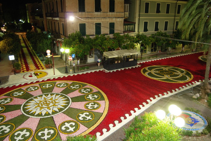Diano Marina: le foto dei preparativi di ieri notte dell'Infiorata del Corpus Domini