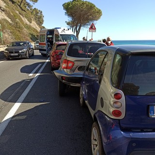 Tamponamento a catena tra Imperia e San Lorenzo: feriti due uomini (foto) Tamponamento a catena tra Imperia e San Lorenzo: feriti due uomini (foto)