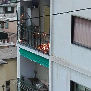 Sanremo. principio d'incendio su un terrazzo di un appartamento in via Galilei (foto e video)