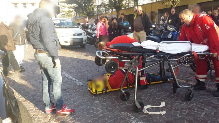Sanremo: due pedoni investiti da uno scooter questa in via Asquasciati