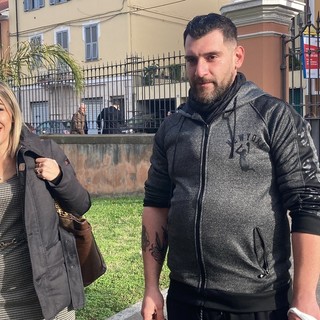 Audizione in procura a Imperia dei genitori di Ryan, il papà: “È tornato a sorridere”. L’avvocato Gioffrè: “Non c’è una terza persona, gli indagati sono due” (foto e video) Audizione in procura a Imperia dei genitori di Ryan, il papà: “È tornato a sorridere”. L’avvocato Gioffrè: “Non c’è una terza persona, gli indagati sono due” (foto e video)