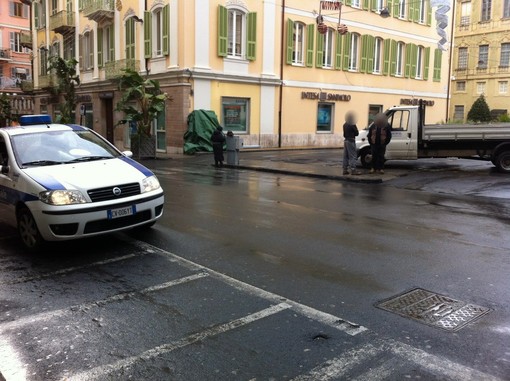 Sanremo: donna investita da un camion in retromarcia, ha rifiutato il trasporto in Ospedale Sanremo: donna investita da un camion in retromarcia, ha rifiutato il trasporto in Ospedale