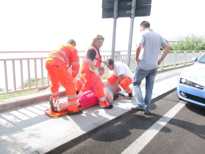 Sanremo: malore alla guida, scontro frontale tra due auto in corso Mazzini vicino a La Vesca