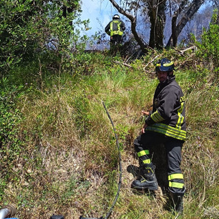 Verezzo, sorpreso mentre tenta di appiccare un incendio nei boschi: arrestato un 32enne sanremese