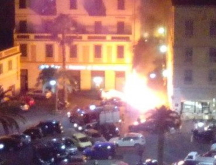 L'incendio dei cassonetti