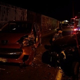 Camporosso: scontro frontale questa sera in via Braie, due auto distrutte e ferite tre donne