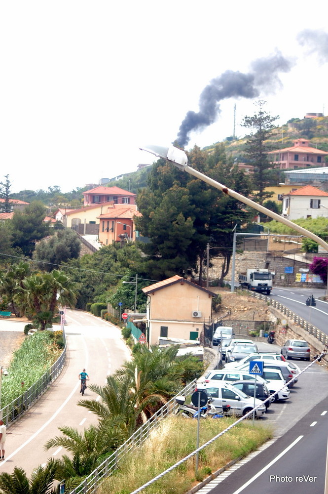 Santo Stefano al Mare: divampa incendio tra le campagne, intervento dell'elicottero e delle squadre a terra (Foto)