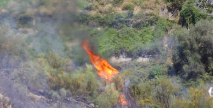 Sanremo: incendio in una campagna in strada Peiranze, intervento dei Vigili del Fuoco, il video delle fiamme Sanremo: incendio in una campagna in strada Peiranze, intervento dei Vigili del Fuoco, il video delle fiamme