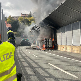 A10, camion in fiamme tra Aeroporto e Pegli in direzione Ponente: autostrada chiusa fino all'allacciamento con la A7