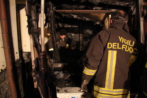 A Riva Ligure e Trucco di Ventimiglia due incendi a dei mezzi: in fiamme un furgone abbandonato usato come rifugio da qualche disperato